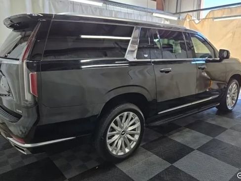 Used 2023 Cadillac Escalade ESV Luxury image 2
