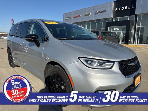 Certified 2024 Chrysler Pacifica Touring-L image 1