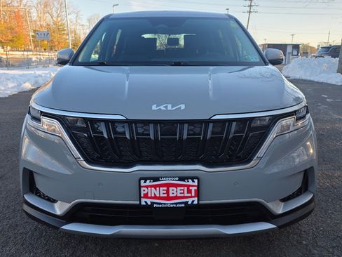 Used 2024 Kia Carnival EX image 10