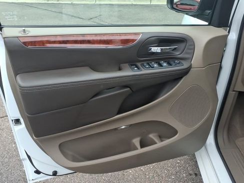 Used 2014 Chrysler Town & Country Touring-L w/ Driver Convenience Group FWD image 8