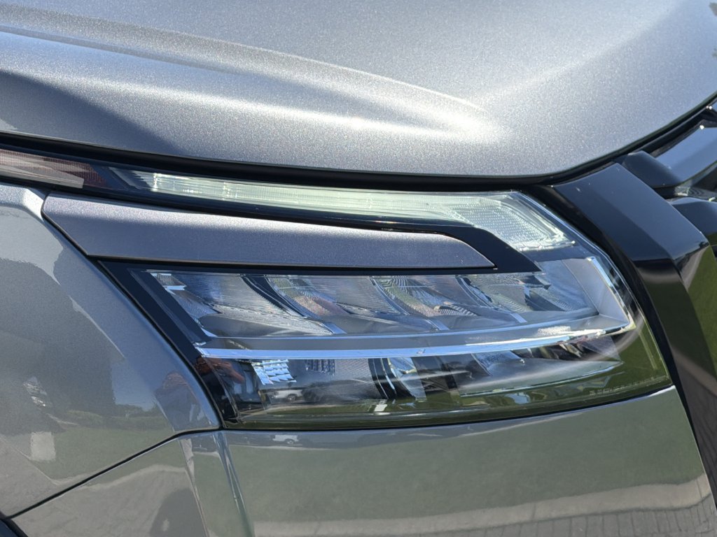 Used 2023 Nissan Pathfinder SL w/ Lighting Package (N92) AWD/4WD image 9