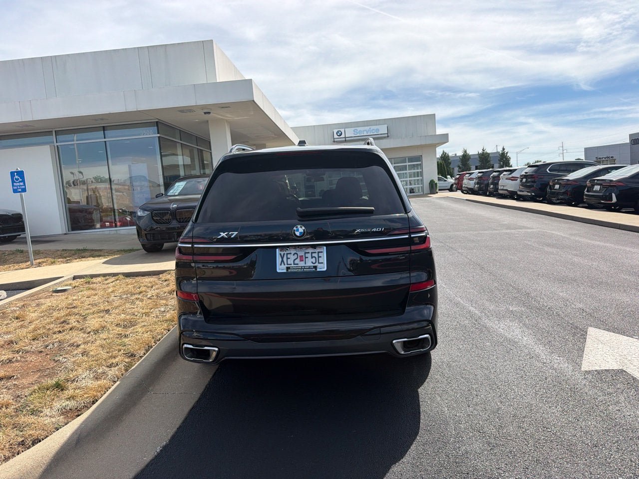 Used 2023 BMW X7 xDrive40i w/ M Sport Package AWD/4WD image 4