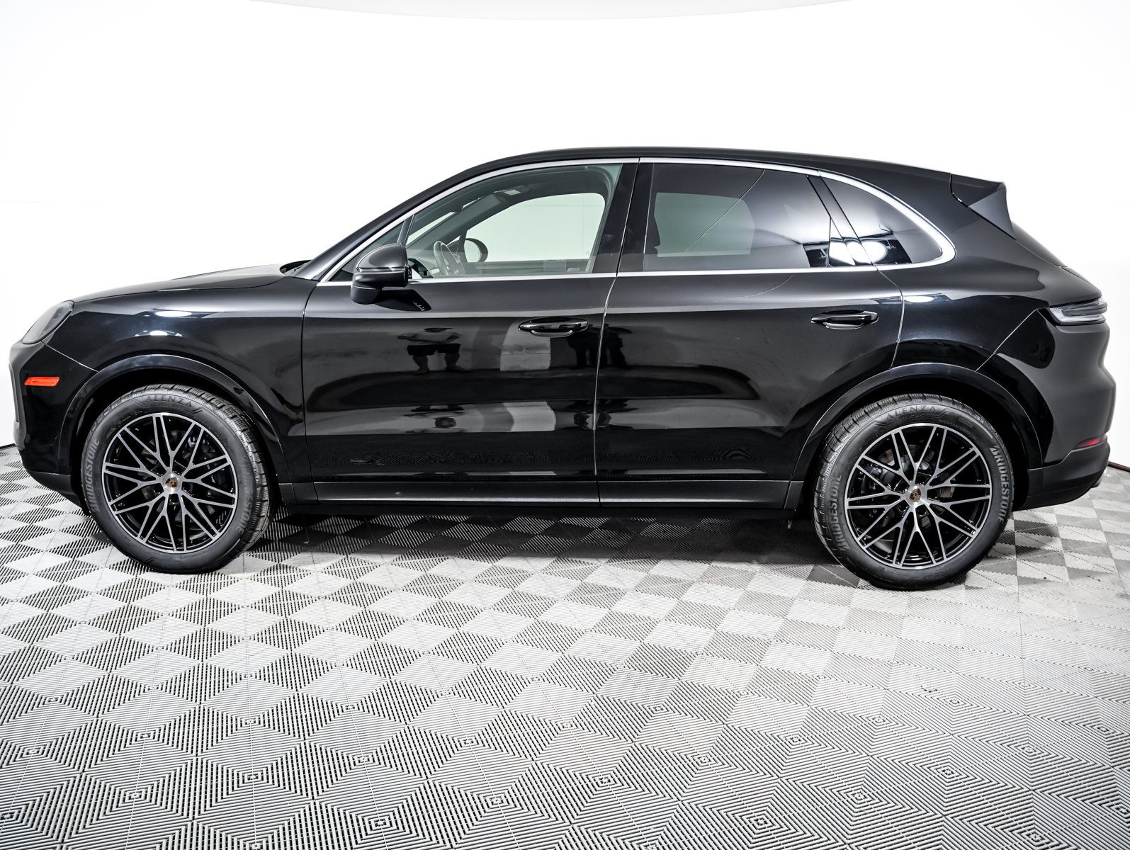 Certified 2024 Porsche Cayenne w/ Premium Package AWD/4WD image 2