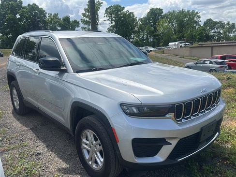 Used 2022 Jeep Grand Cherokee Laredo AWD/4WD image 1