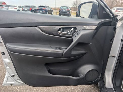 Used 2019 Nissan Rogue SV image 6