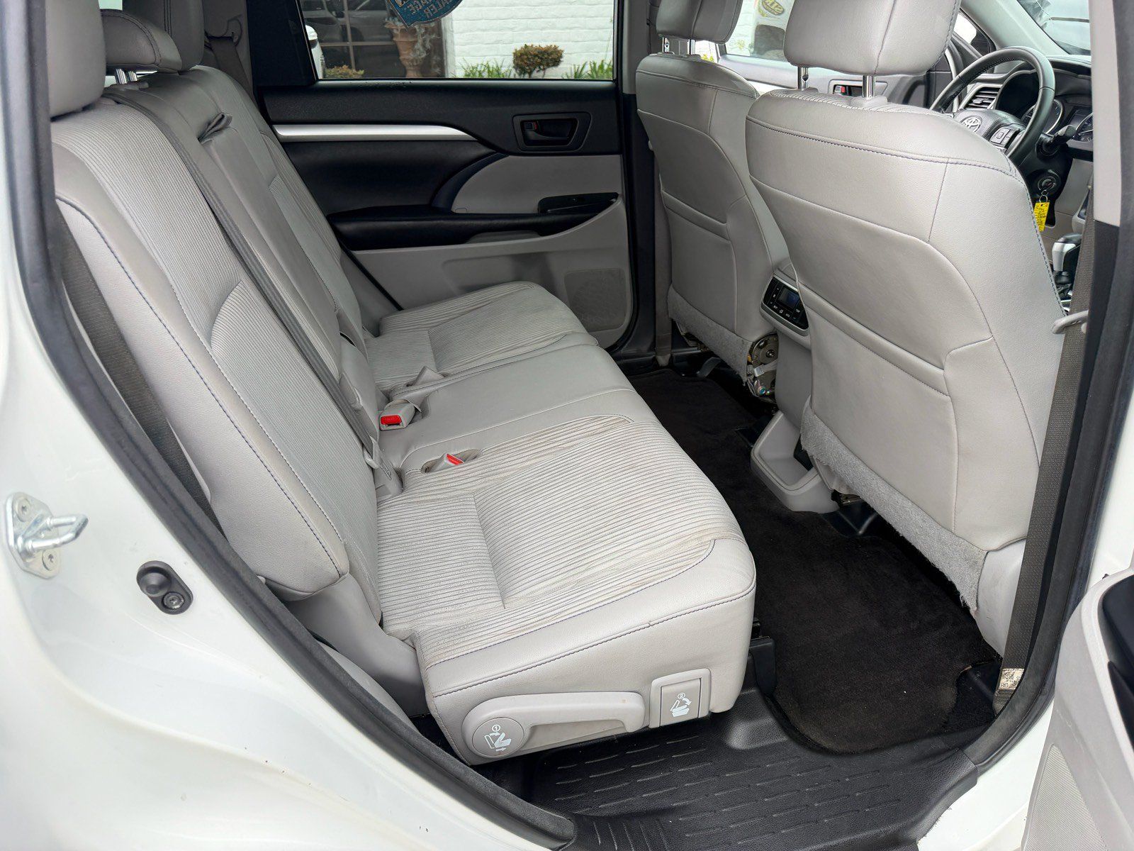 Used 2017 Toyota Highlander Plus w/ Carpet Mat Package FWD image 15