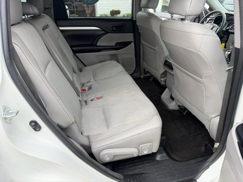 Used 2017 Toyota Highlander Plus w/ Carpet Mat Package FWD image 15