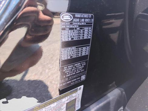 New 2024 Land Rover Discovery Dynamic SE image 29