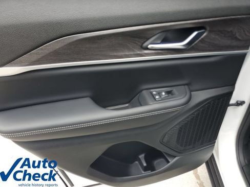 Used 2025 Jeep Grand Cherokee Limited RWD image 14