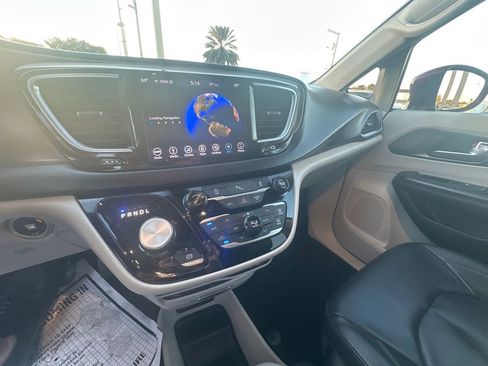 Used 2019 Chrysler Pacifica Touring-L Plus image 18