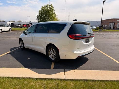 Used 2024 Chrysler Pacifica Touring-L FWD image 6