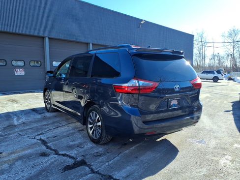 Used 2020 Toyota Sienna XLE image 4