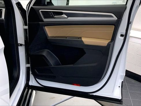 Certified 2023 Volkswagen Atlas Cross Sport SE w/ Panoramic Sunroof Package AWD/4WD image 28