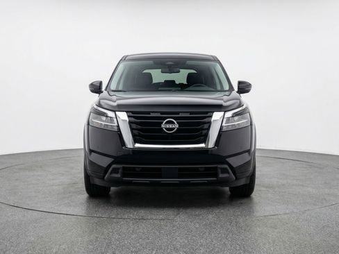 Used 2025 Nissan Pathfinder SV image 2