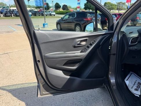 Used 2022 Chevrolet Trax LT w/ LT Convenience Package AWD/4WD image 30