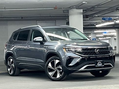 Certified 2024 Volkswagen Taos SE image 2