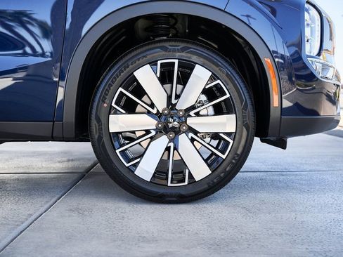 Used 2025 Mitsubishi Outlander SE image 10