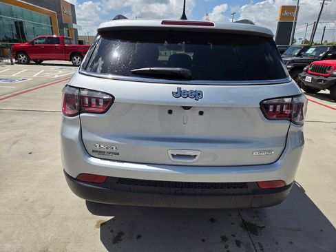 Used 2025 Jeep Compass Latitude AWD/4WD image 4