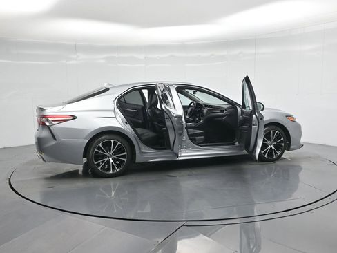 Used 2020 Toyota Camry SE image 4