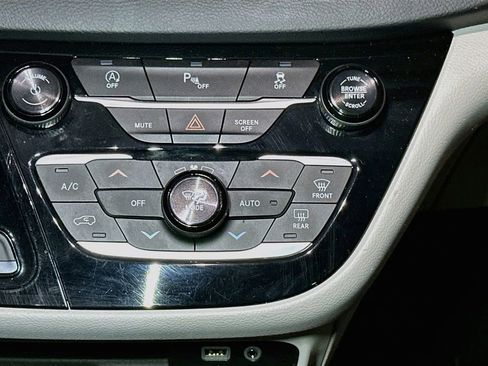 Used 2018 Chrysler Pacifica Touring Plus w/ Tire & Wheel Group FWD image 13
