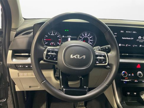 Used 2024 Kia Carnival LX image 12