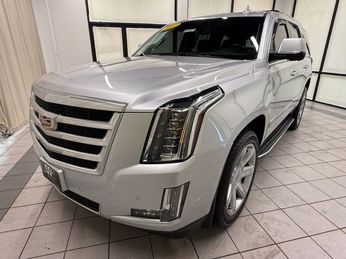 Used 2017 Cadillac Escalade Luxury AWD/4WD image 10