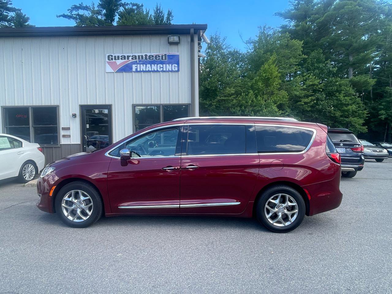 Used 2017 Chrysler Pacifica Limited w/ Advanced Safetytec Group FWD image 7