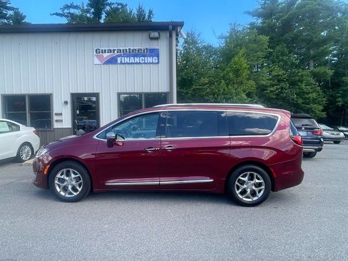 Used 2017 Chrysler Pacifica Limited w/ Advanced Safetytec Group FWD image 7