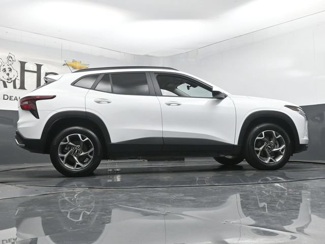 Used 2025 Chevrolet Trax LT FWD image 57