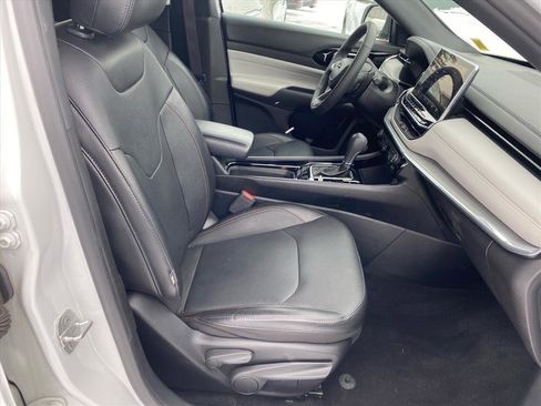 Used 2023 Jeep Compass Limited image 22