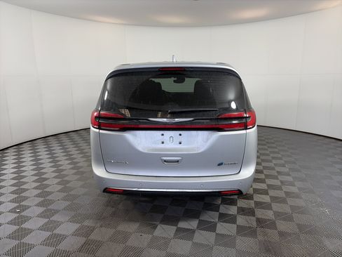 Used 2022 Chrysler Pacifica Limited image 10