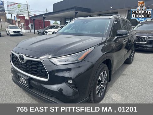Used 2025 Toyota Highlander XLE AWD/4WD image 3