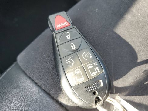 Used 2014 Chrysler Town & Country Touring-L FWD image 23
