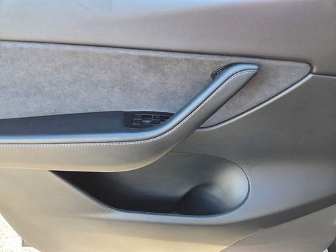 Used 2021 Tesla Model Y Long Range AWD/4WD image 25