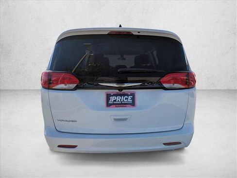 Used 2022 Chrysler Voyager LX image 7