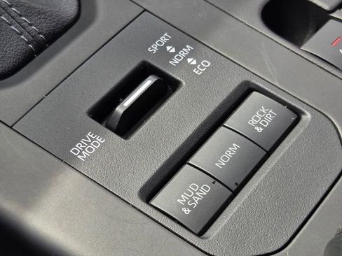 Used 2025 Toyota Highlander XLE AWD/4WD image 30
