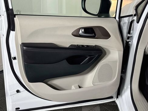 Used 2023 Chrysler Voyager LX FWD image 10