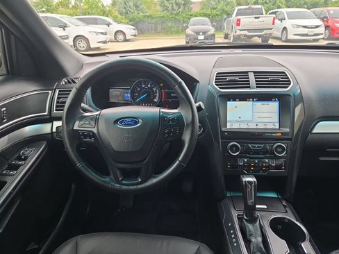 Used 2017 Ford Explorer XLT w/ Equipment Group 202A AWD/4WD image 18