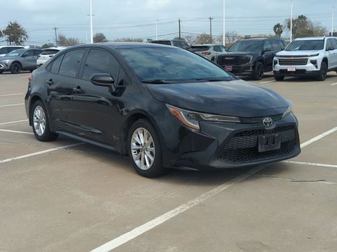 Used 2020 Toyota Corolla LE w/ LE Premium Package image 3