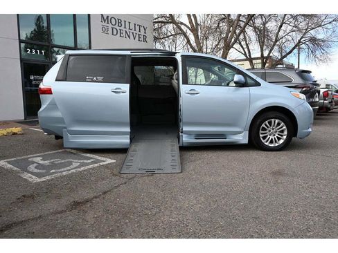 Used 2015 Toyota Sienna image 17