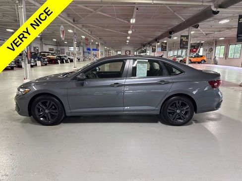 Used 2024 Volkswagen Jetta SE FWD image 2