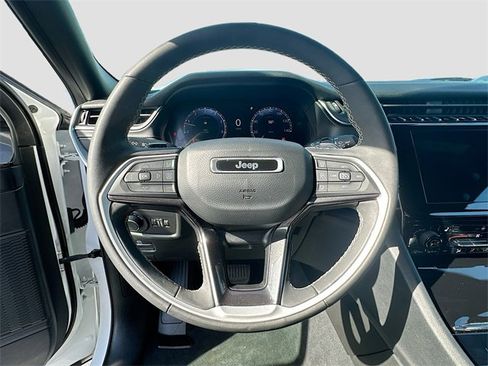 Used 2023 Jeep Grand Cherokee Altitude image 11