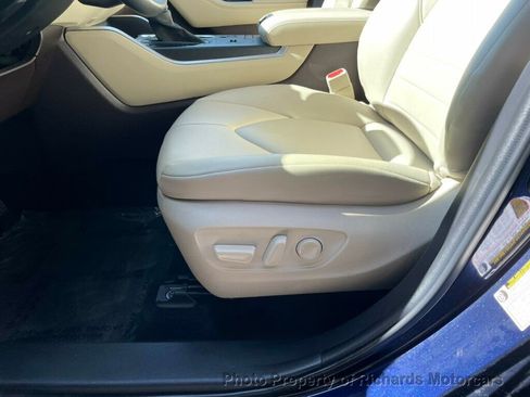 Used 2022 Toyota Highlander XLE image 10