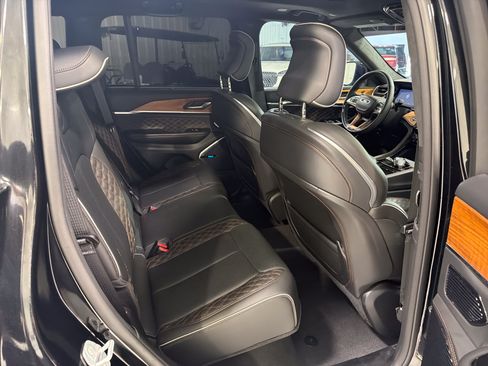 Used 2023 Jeep Grand Cherokee Summit AWD/4WD image 11