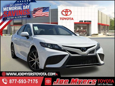 Used 2024 Toyota Camry SE FWD image 1
