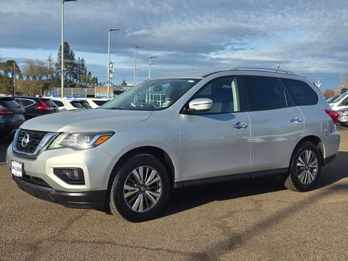 Used 2018 Nissan Pathfinder SV image 1