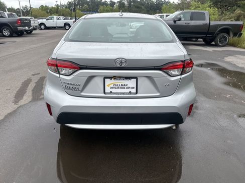 Used 2022 Toyota Corolla LE image 4