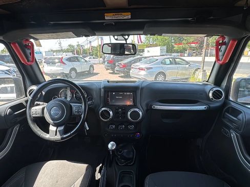 Used 2016 Jeep Wrangler Unlimited Sahara w/ Dual Top Group AWD/4WD image 18