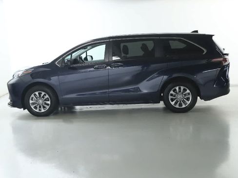 Used 2026 Toyota Sienna LE AWD/4WD image 36