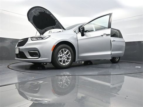 New 2026 Chrysler Pacifica Select image 27